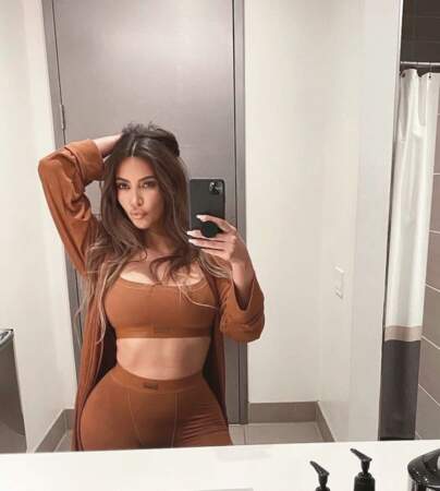 Petit selfie aux toilettes pour Kim Kardashian.