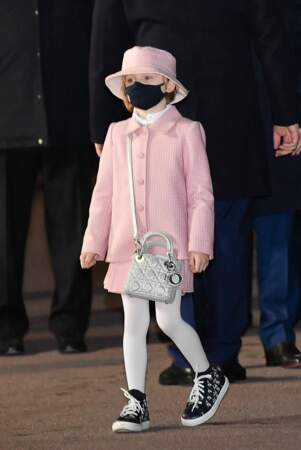 La fillette de 6 ans arbore son premier joli sac de luxe, un lady Dior !