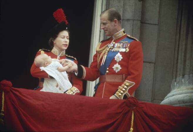Le 10 Mars 1964 le couple royal accueillera son dernier enfant, le prince Edward. Ici au balcon de Buckingham Palace durant le Salut aux couleurs, les parents sont fières de leur fils.