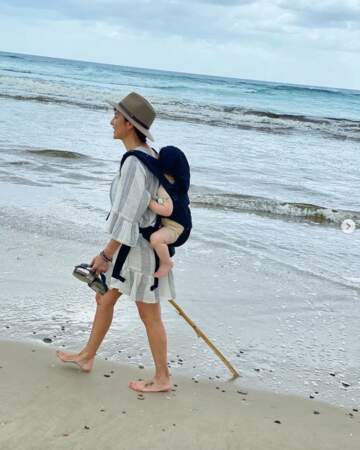 Pendant ce temps-là, Natalia Imbruglia faisait une balade à la plage avec son fils Max.