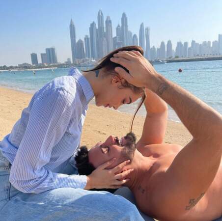 Tout comme Nabilla et Thomas qui se regardent tendrement sur une plage de Dubaï