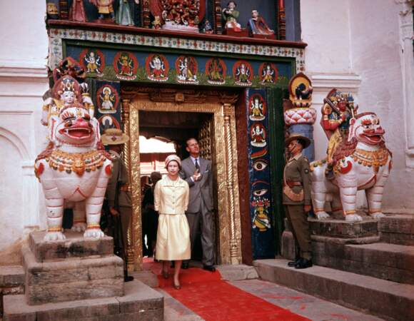 Cela n'empêchera pas le couple royal de poursuivre ses nombreux voyages. Ici la reine Elisabeth et le duc d'Edinburgh arrivent à Katmandou