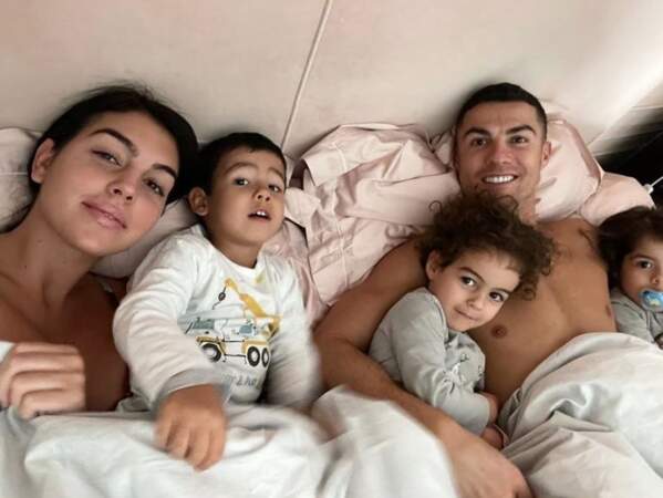 Georgina Rodriguez et Cristiano Ronaldo en compagnie de trois de leurs enfants.