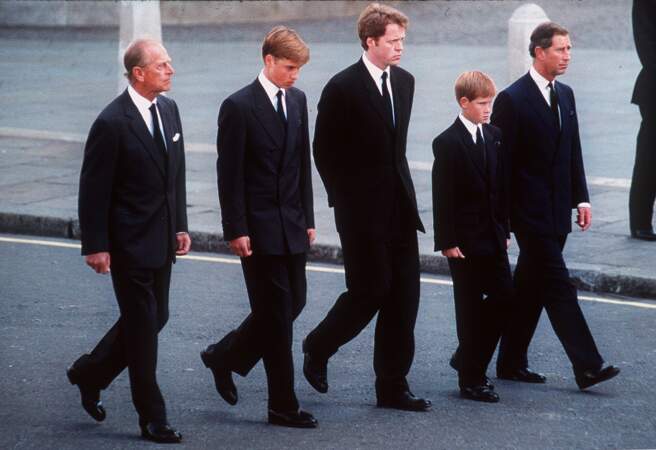 Le 31 Aout la princesse Diana meurt tragiquement dans un accident de voiture à Paris. Ses funérailles grandioses ont rassemblées plus de 3 millions de personnes à Londres.Ici le Prince Philip, Charles, William et Harry suivent le cercueil de la princesse des coeurs.