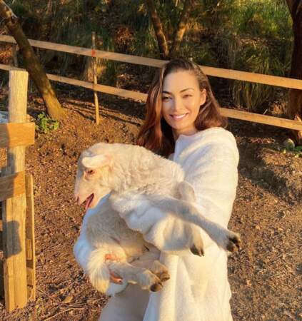 En Italie, Emilie Nef Naf passe du bon temps à la ferme avec sa fille Maëlla. La voici un mouton dans les bras, en plein tournage de Mamans et célèbres !