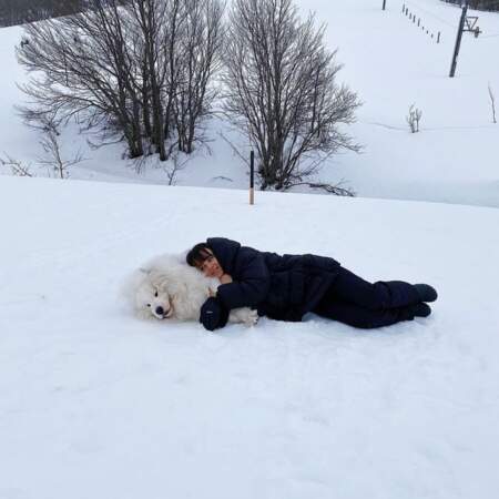 Câlin dans la neige pour Alizée et Jon Snow.