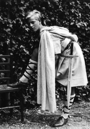 En 1936, le Prince Philip sera scolarisé en écosse dans la fameuse Gordonstoun School. Il se prépare ici pour son rôle dans la pièce Macbeth