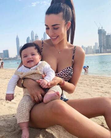 Maria-Valentina, fille de Rym Renom, a été pour la première fois à la plage.