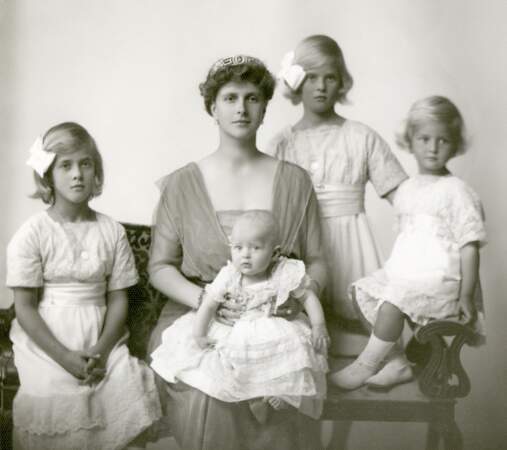 Voici ses quatre soeurs ainées : Princesse Margarita, Princesse Sophia, Princesse Theodora et Princesse Cécilie