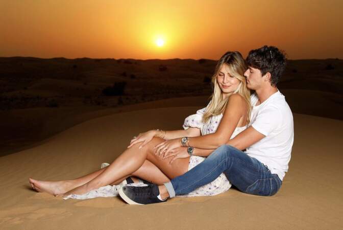 Dylan Deschamps dans le désert avec sa chérie Mathilde