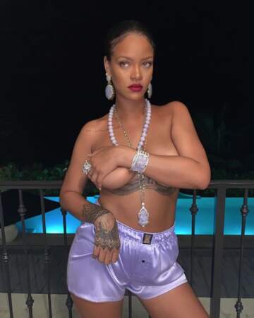 Et Rihanna a posé topless, dans un shorty de sa propre marque de lingerie, évidemment ! 