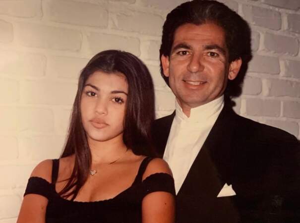 Kourtney Kardashian a partagé cette photo vintage pour célébrer l'anniversaire de son père Robert, décédé en 2003, qui aurait eu 77 ans cette année.