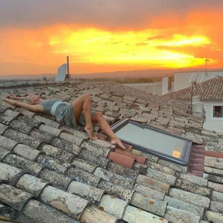 Admirer la beauté du coucher de soleil par dessus les toits, quoi de mieux ?