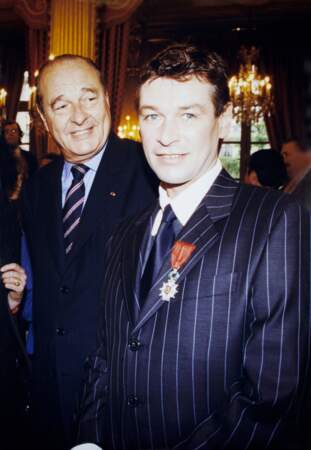 Il reçoit la légion d'honneur des mains du président Jacques Chirac en 1999
