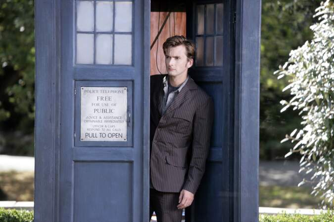 Mais c'est en enfilant le costume du dixième docteur dans la série de science-fiction culte Doctor Who que David Tennant se fait connaître du grand public.