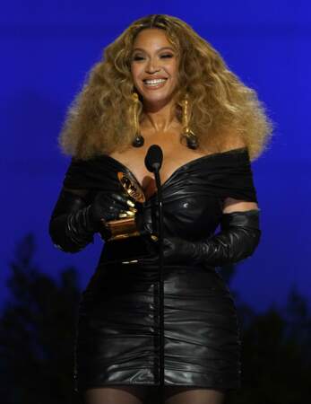 Autre superstar de la cérémonie : Beyoncé, tout de cuir vêtue, 28 statuettes à son actif. Cela fait d'elle l'artiste féminine la plus récompensée de l'histoire du show.