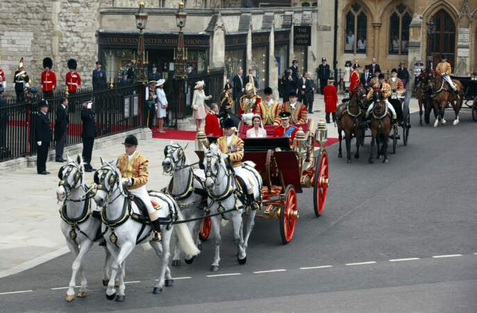 Tradition royale oblige, après la cérémonie religieuse, le couple quitte Westminster en carrosse