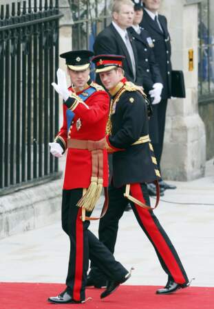 Le matin du 29 avril 2011, le prince William accompagné de son frère et témoin le prince Harry arrivent à l'abbaye de Westminster