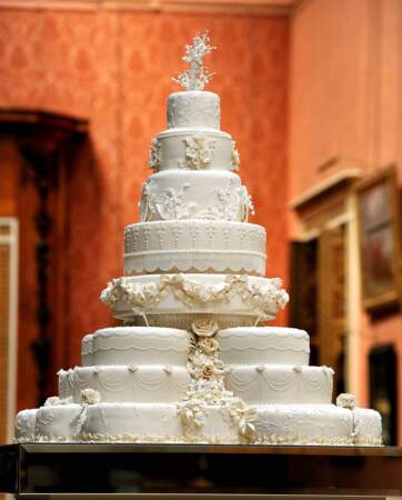 Nul doute également que les convives se sont régalés de ce superbe gâteau, confectionné par la pâtissière Fiona Cairns : 17 gâteaux individuels et 900 pièces décoratives composent ce dessert unique !