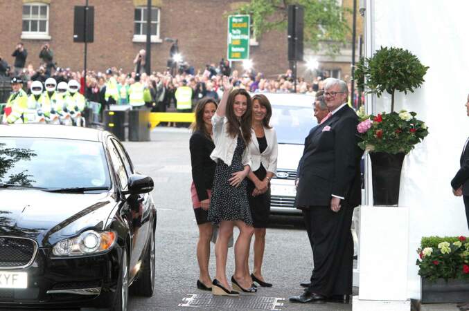 La veille du jour J, Kate Middleton, sa mère Carole et sa soeur Pippa arrivent au Goring Hotel de Londres