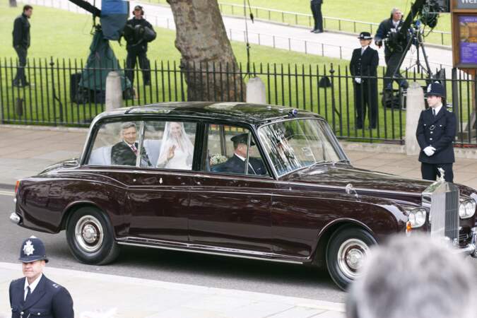 Puis c'est au tour de Kate Middleton de se rendre à Westminster à bord d'une Bentley royale, accompagnée comme il se doit par son père Michael 