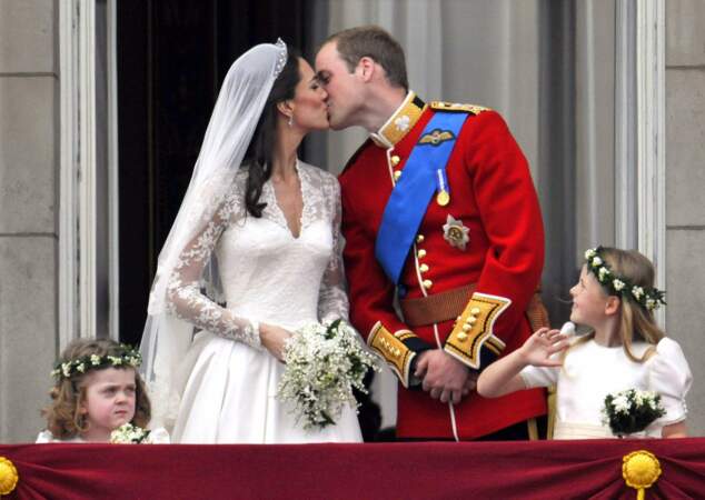 Les jeunes mariés échangent le traditionnel baiser au balcon du palais de Buckingham
