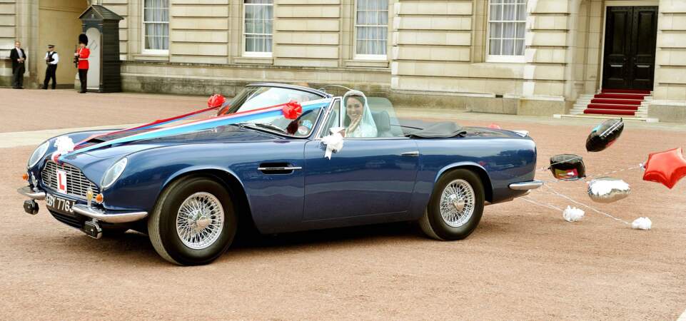Just married ! William est au volant de la voiture de son père le prince Charles, une superbe Aston Martin Volante. Direction Clarence House pour la suite des festivités !