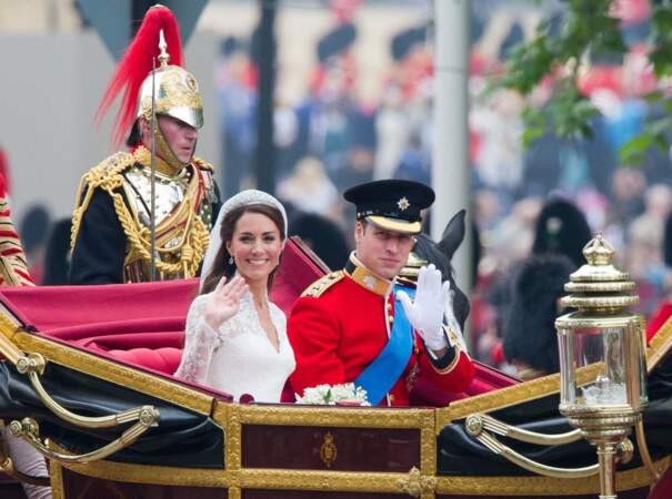 Le Duc et la Duchesse de Cambridge saluent la foule