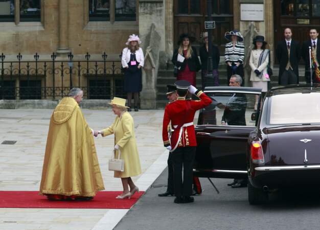 Arrivée en dernier, comme le veut la tradition, la reine Elizabeth II est accueillie par l'archevèque de Canterbury. Le Prince Philip est à ses côtés