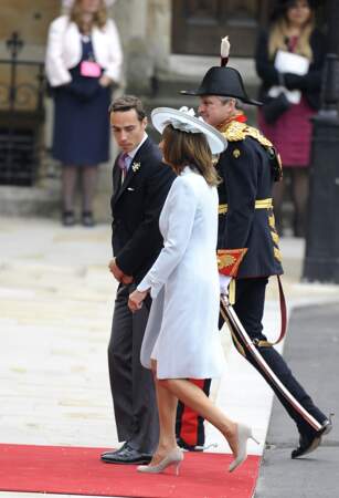 La mère de Kate, Carole Middleton et son fils James arrivent à leur tour. C'est la première fois dans l'histoire qu'une famille du peuple (aisée certes) intègre la famille royale !