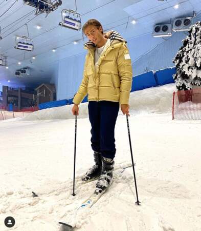 Dylan Thiry profite des excentricités de Dubaï en faisant du ski en plein désert