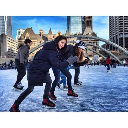 Grâce à son Instagram, on apprend aussi qu'elle aime faire du patin à glace
