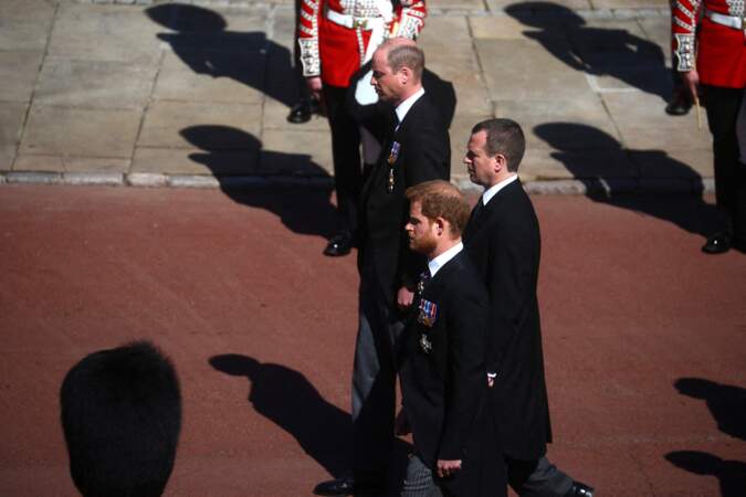 Les princes William et Harry derrière le cercueil du prince Philip
