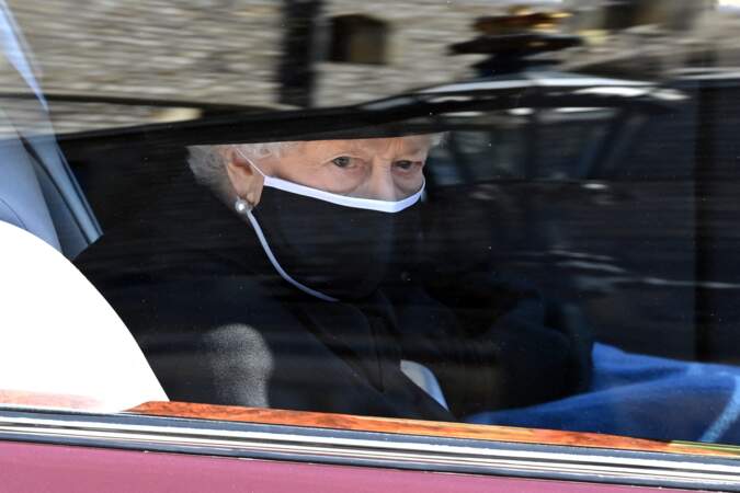 La reine Elizabeth II attend dans la Bentley le début de la procession 
