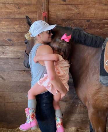 Ça, c'est Kate Upton et sa fille Genevieve, cow-girl en herbe.