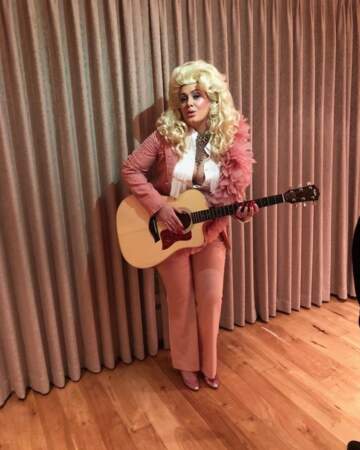 Il faut dire qu'elle adore les costumes ! La voici en Dolly Parton.