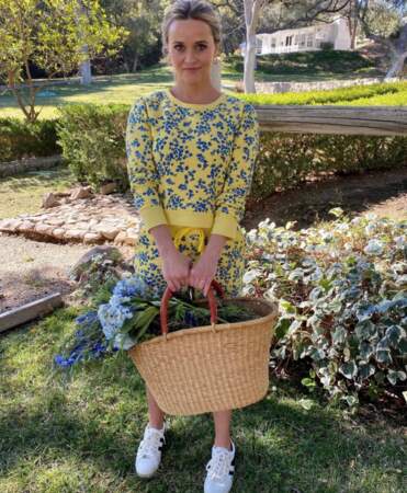 Look champêtre pour Reese Witherspoon, en plein achat de fleurs.