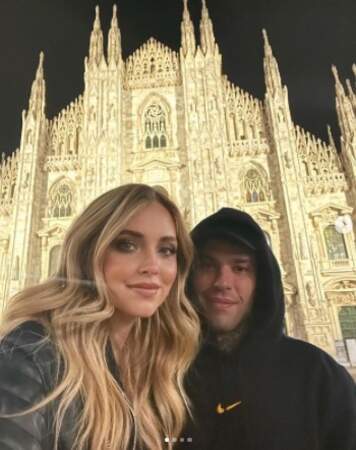 En amoureux devant le Duomo à Milan.