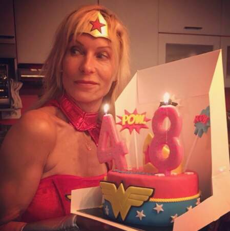 Et Rebecca Hampton s'est mise dans la peau de Wonder Woman pour souffler ses 48 bougies.