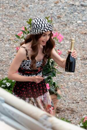 Une chose est sûre : Emily aime toujours autant le champagne dans la saison 2 ! 