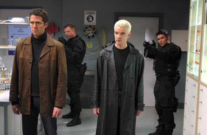 Après avoir sauvé le monde dans Buffy contre les vampires, Spike (à droite) fait son retour dans Angel !
