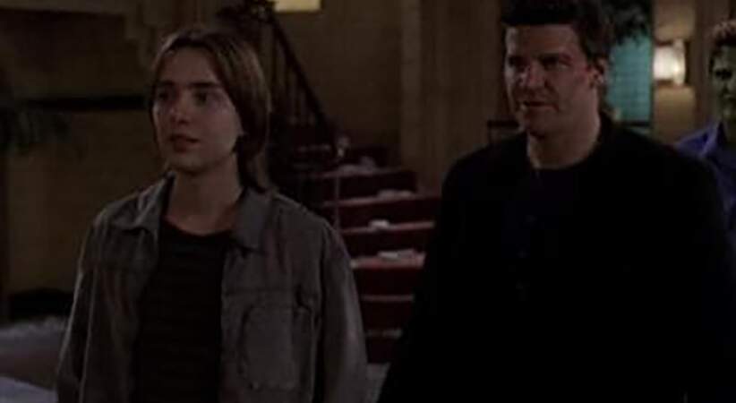 Connor (à gauche), le fils d'Angel, n'aura pas vécu une enfance facile !