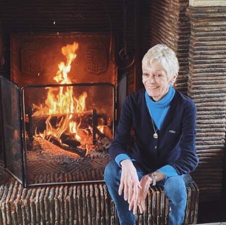Au programme ces derniers jours : cocooning pour Françoise Bourdin près de la cheminée.