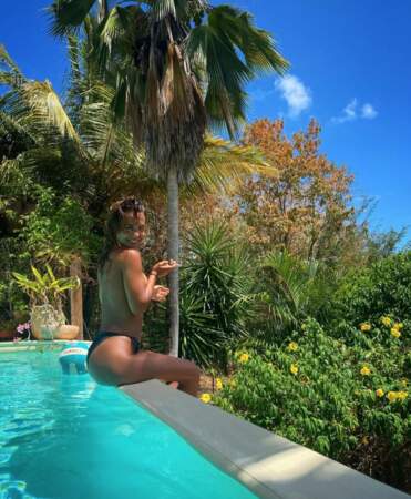 Et que vous profitez bien du soleil comme Alice Belaidi topless en Martinique. 
