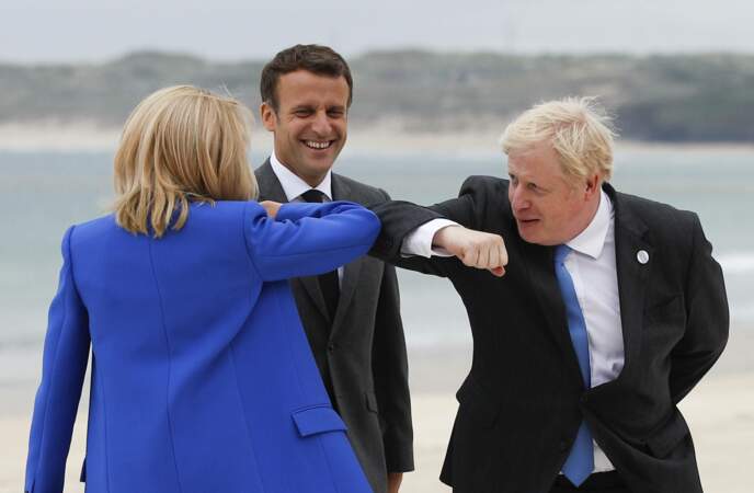 Boris Johnson, le Premier ministre anglais, salue Brigitte Macron au G7 2021.