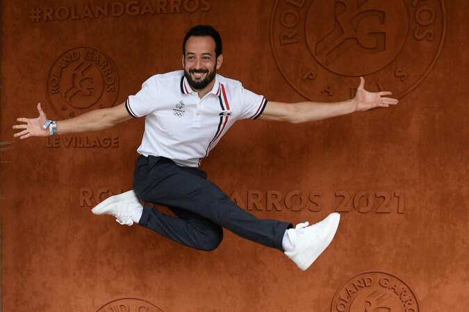 Fils du tennisman Guy Forget, Mathieu Forget a démontré tous ses talents d'acrobate devant les photographes à Roland-Garros, samedi 12 juin