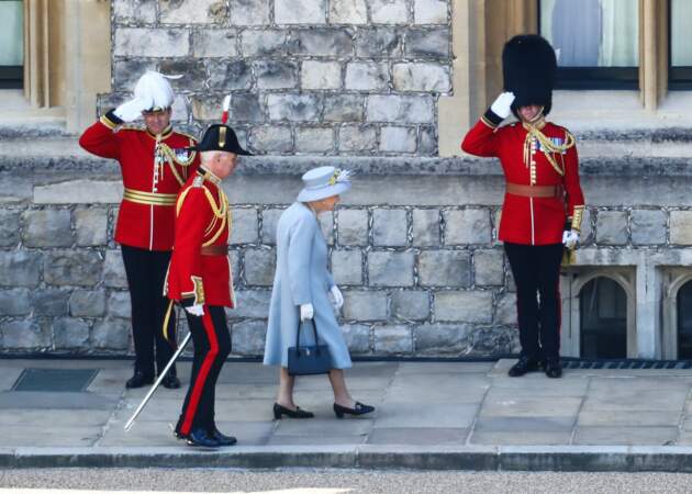 Sur cette photo, on peut voir la reine seule, entourée des gardes royaux.