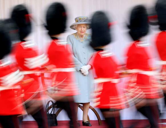 Elizabeth II respecte les contraintes sanitaires, sans pour autant délaisser ses engagements royaux.