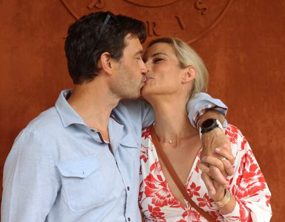Moment de tendresse devant les photographes pour Élodie Gossuin et son mari Bertrand Lacherie à Roland-Garros, samedi 12 juin