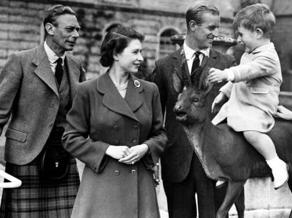 Sur la page Instagram de la famille royale britannique, un cliché en noir et blanc a été publié. Dessus, on peut y voir la reine, aux côtés de son père et du duc d’Édimbourg, qui sourient au jeune Charles.